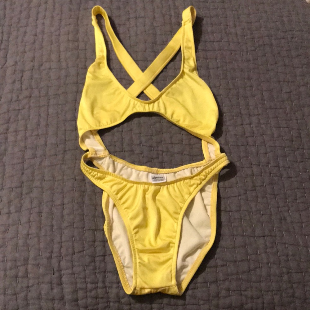Ujena cut out one piece